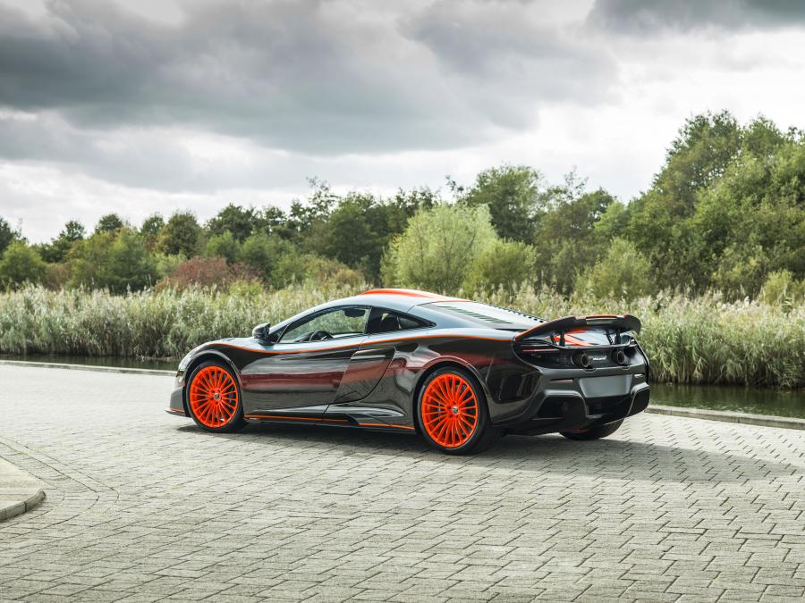  McLaren MSO 675LT Gulf Racing Theme 2018 года  (фото 3 из 10)